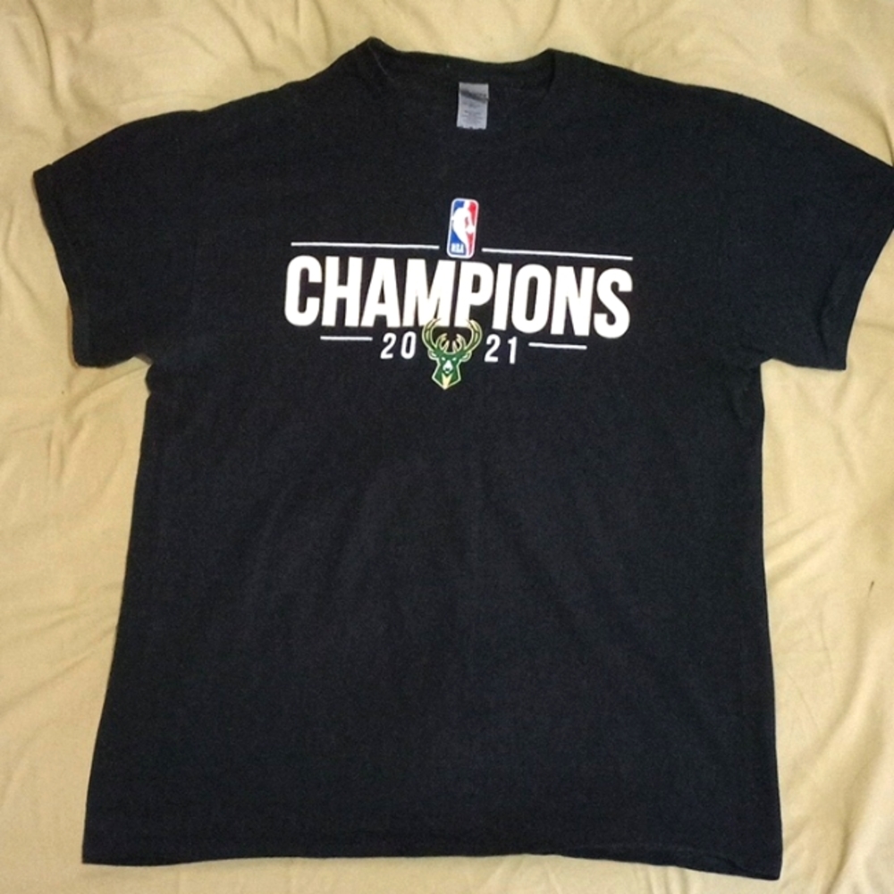 Gildan 2021 Milwaukee Bucks NBA Champions T Shirt (Size M)